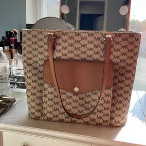 MK BAG IN GREAT CONDITION !!!